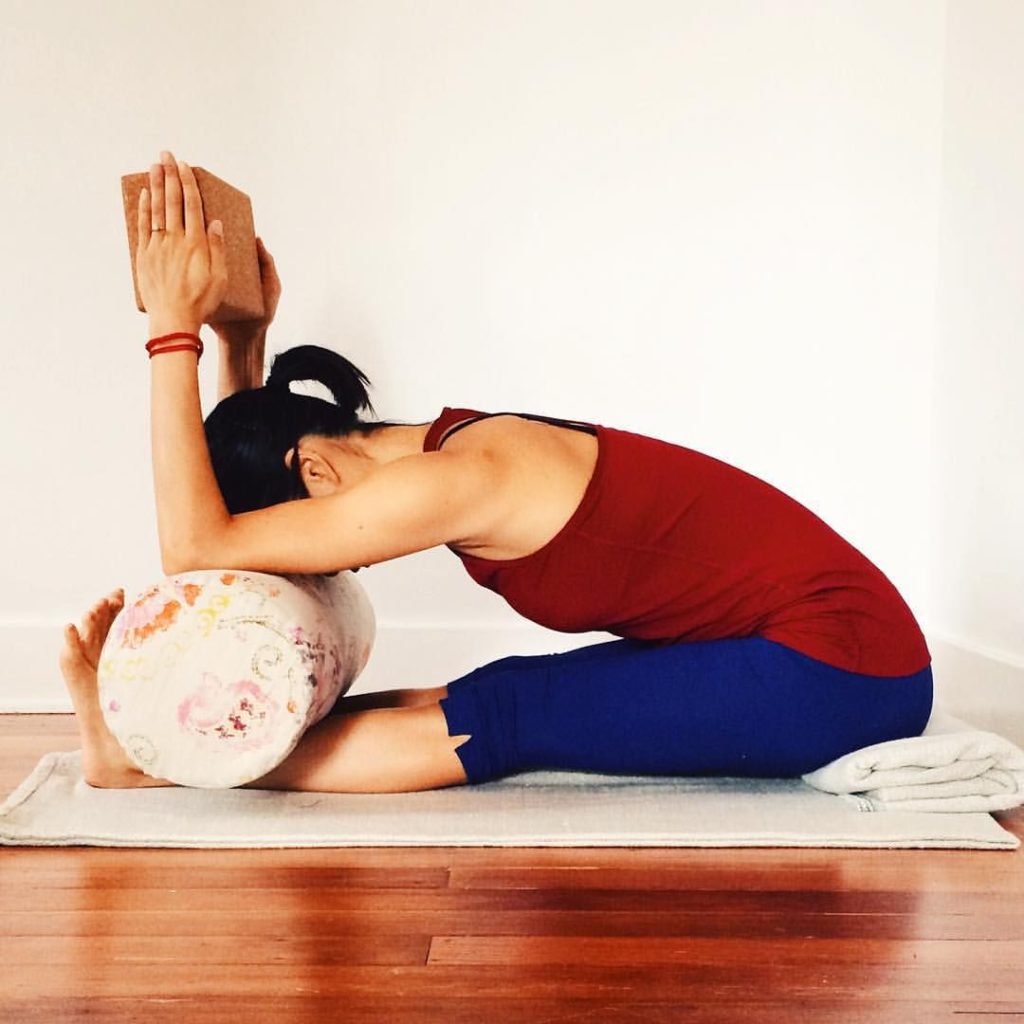How to Do Bound Angle Pose in Yoga (Baddha Konasana) — Alo Moves